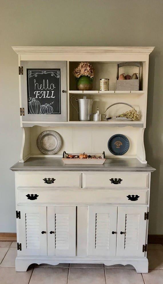 A vintage-style hutch showcasing antique kitchenware in your ⁢country⁢ kitchen