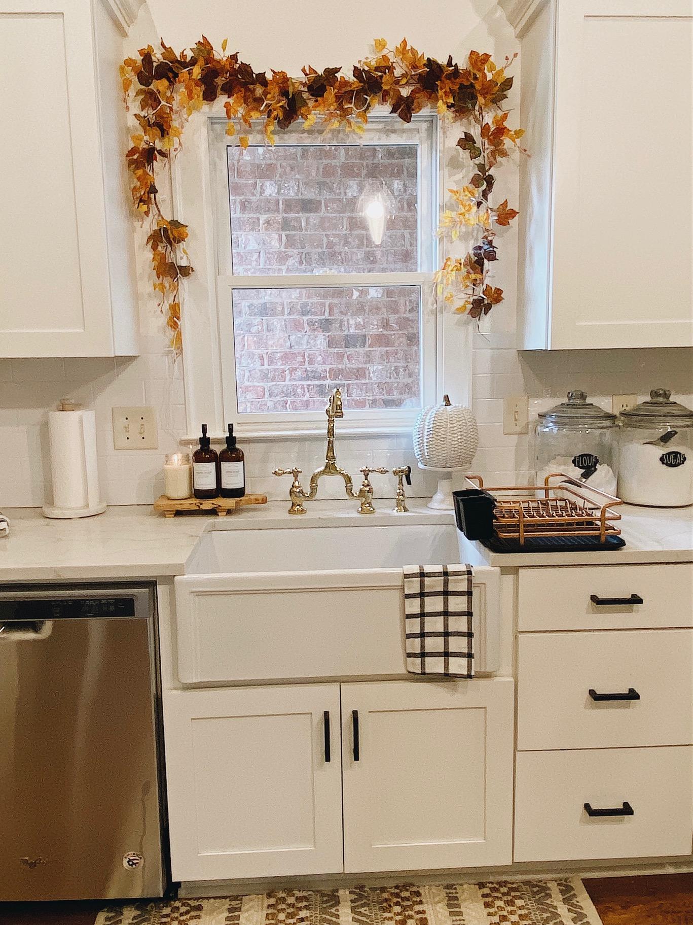 Cozy‌ textiles, like quilts ‌and cushions, ‍for⁣ a welcoming farmhouse kitchen vibe