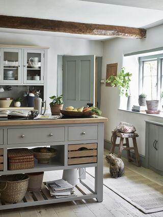 Country kitchen ‌islands ⁤provide‍ additional prep space‍ and serve as gathering spots