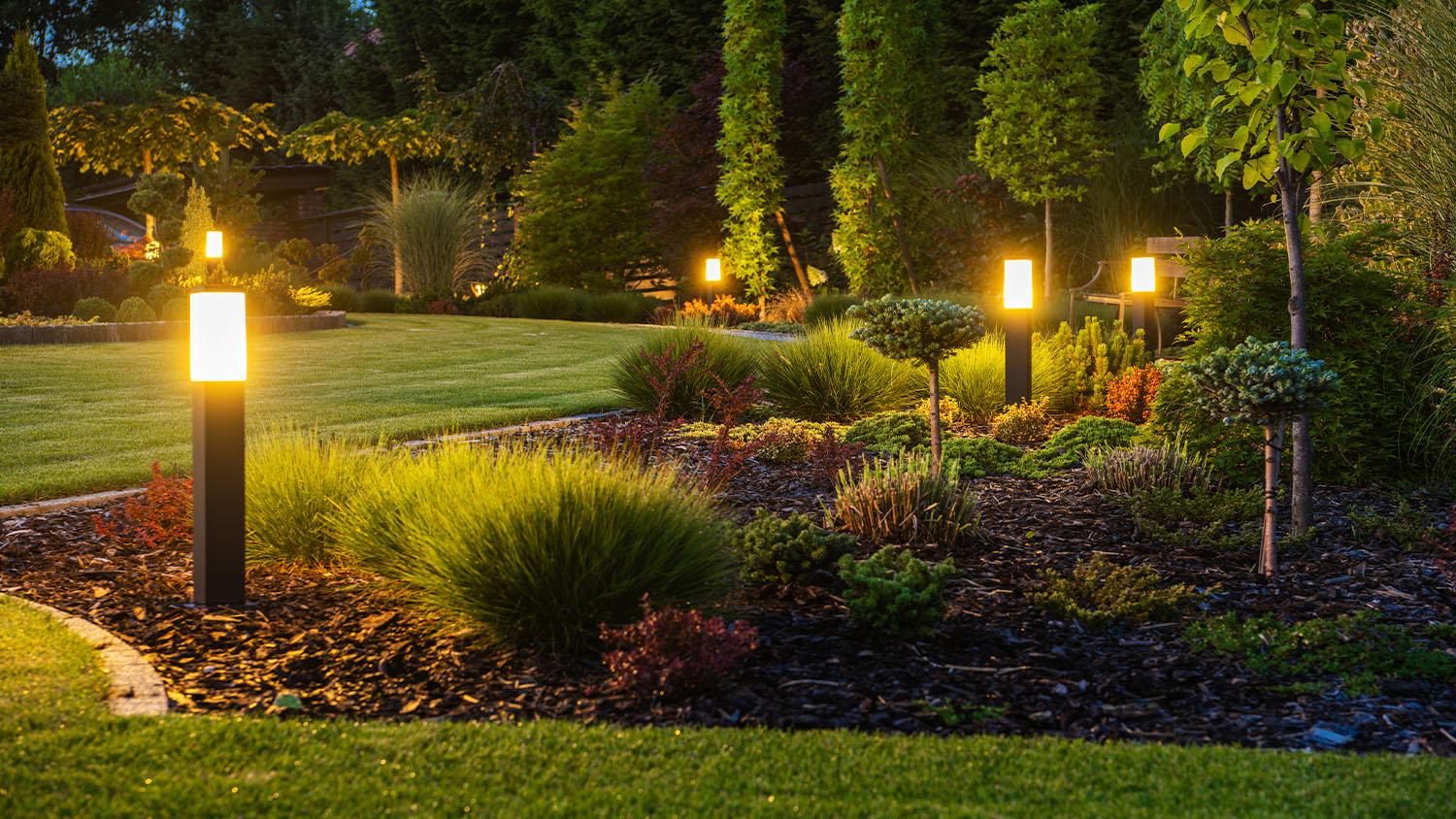 Utilize lighting creatively in your ⁣landscaping‌ design ⁤to highlight key features ‌at night