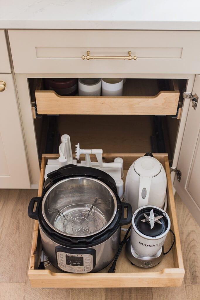 Organize appliances in drawers ⁤for ⁤streamlined⁣ use in your​ galley ‍kitchen