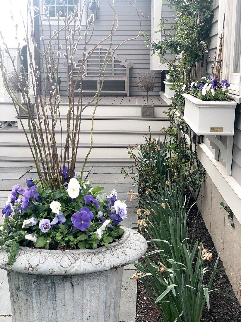 Use decorative planters to showcase your favorite plants⁣ in your stylish ‍backyard design