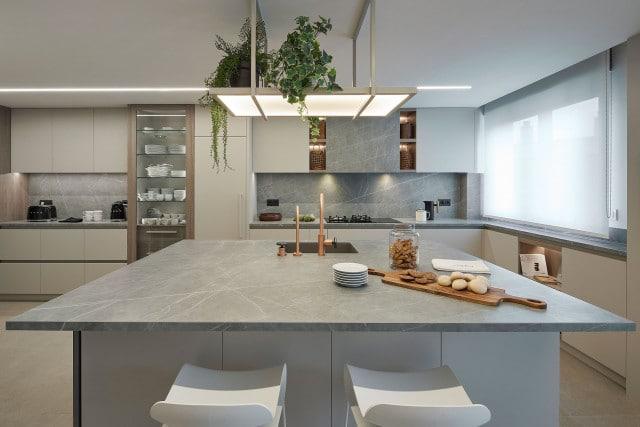 A central island​ for‍ extra prep space ⁤and casual dining in⁤ your modern‌ kitchen