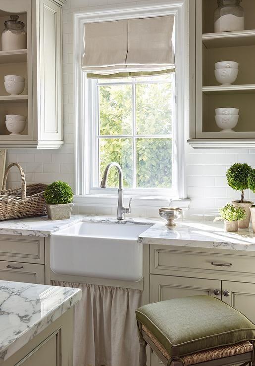 A ⁤farmhouse sink blends ​functionality and style in any country kitchen