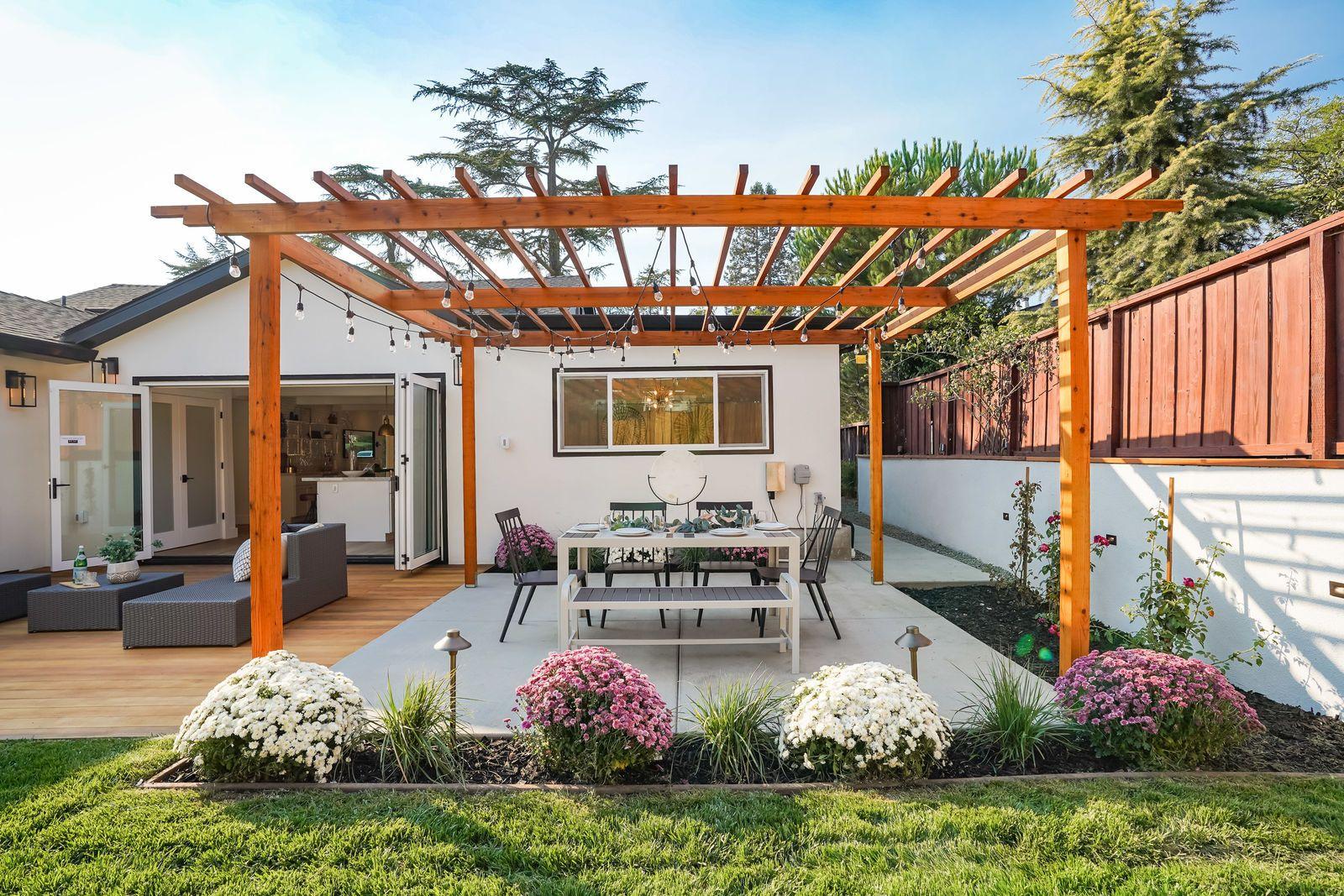 Build a pergola​ to provide⁢ shade and‌ style in your backyard‍ design