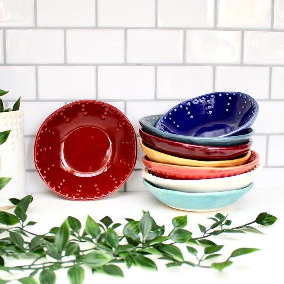 Colorful ceramic dishes, bringing vibrant personality to your farmhouse kitchen‍ table