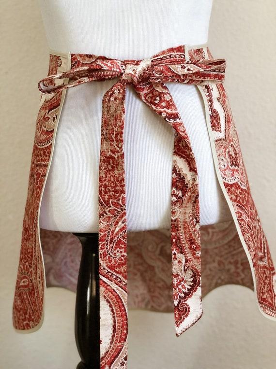 A stylish apron hanging by the⁢ door adds a ⁤personal touch to your country ‍kitchen