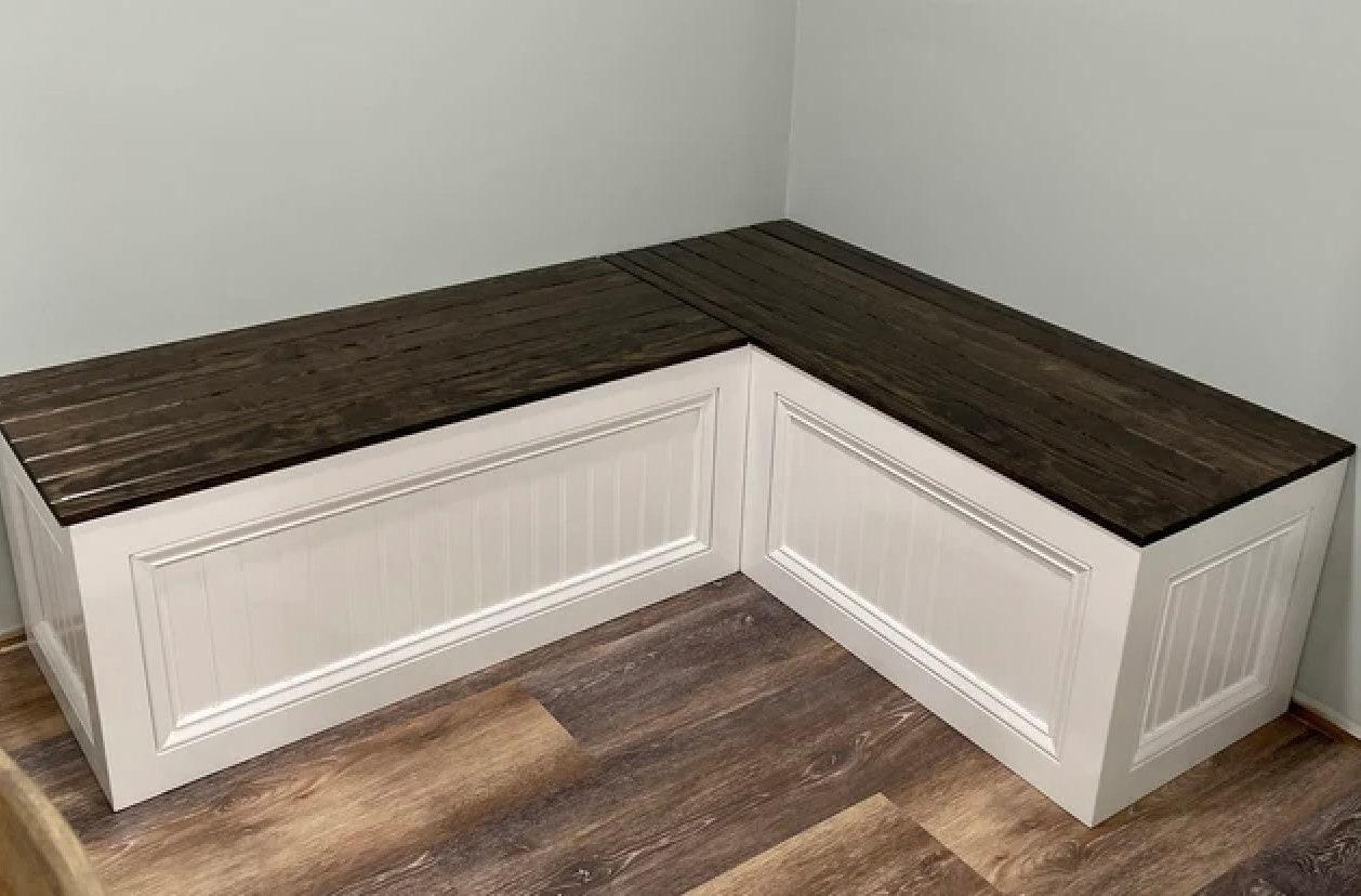 A ​built-in bench ⁢transforms a nook⁣ in your‍ farmhouse kitchen