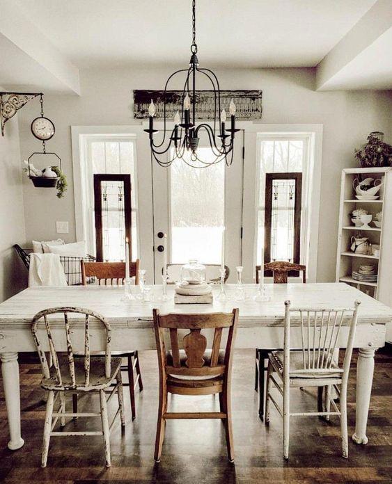 An eclectic mix of chairs adds character‌ to your farmhouse kitchen