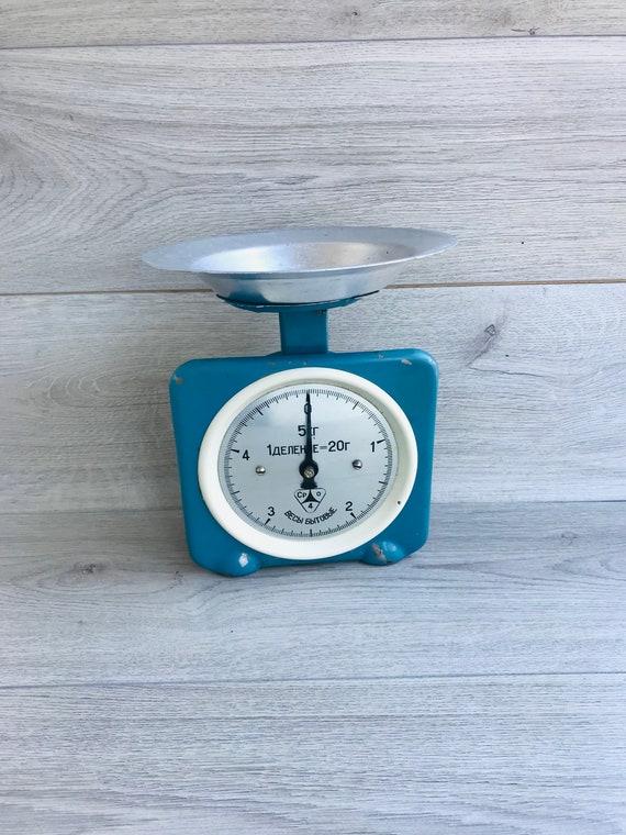 A vintage scale can serve as ‌both decor⁣ and functional charm in a ⁤country kitchen