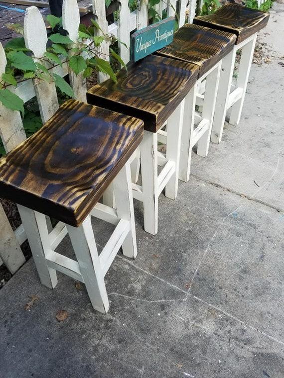 Rustic bar stools that complement your farmhouse kitchen island