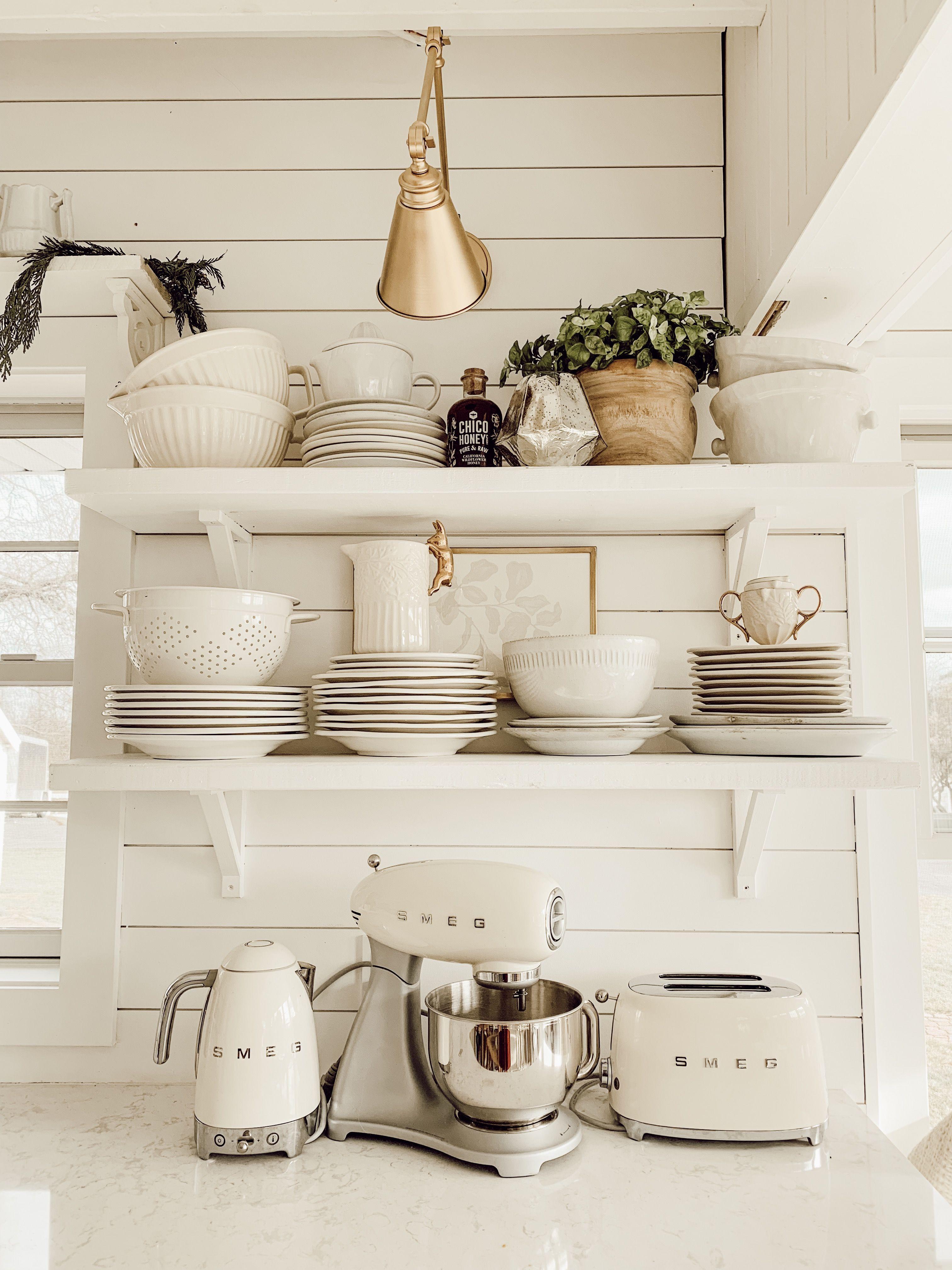 Open shelving beautifully ⁤displays dishware in a welcoming ⁢country ‌kitchen