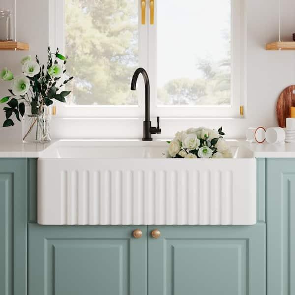 An apron sink creates a practical yet⁣ stylish focal point in your country kitchen