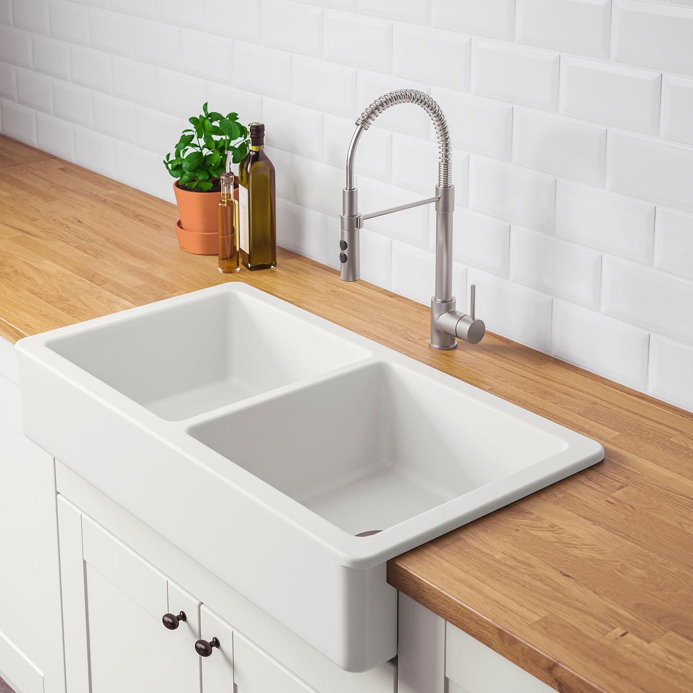 An​ apron sink, perfect⁣ for functionality and ⁤style in your farmhouse kitchen