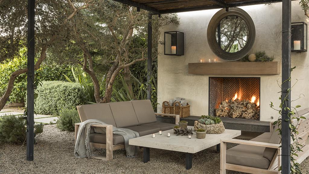 Fireplaces: A stunning focal point⁣ that warms your patio design year-round