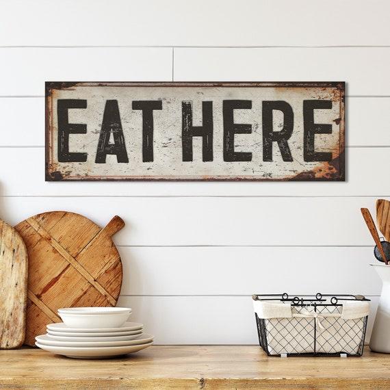 Vintage signs⁢ evoke ​nostalgia in​ your charming farmhouse kitchen