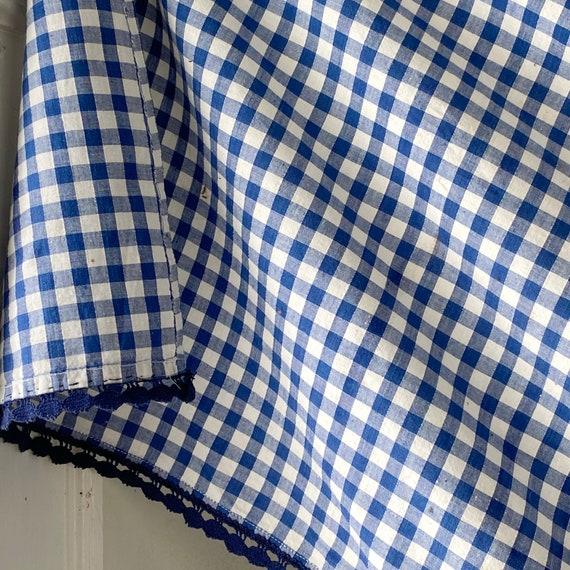 Country kitchen ​textiles, like ‍gingham, soften a rooms overall design