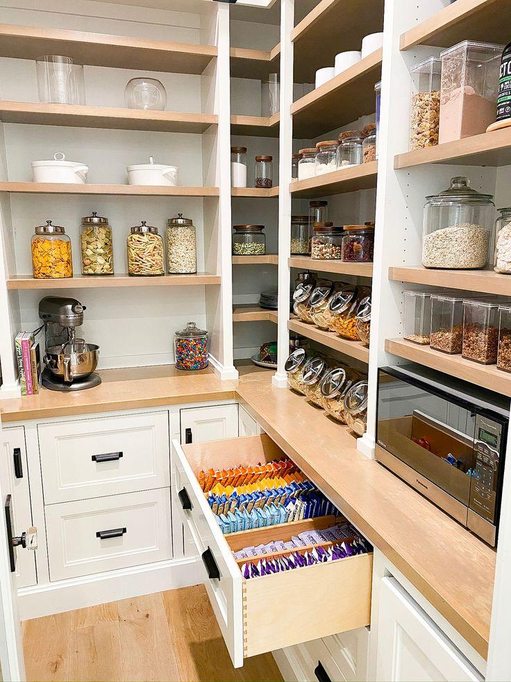 Use⁢ stackable ⁢bins for ‌pantry‍ essentials‍ in your galley kitchen