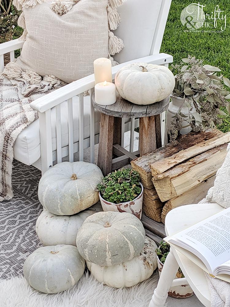 Create a cozy corner nook with⁤ throw blankets in small patio design