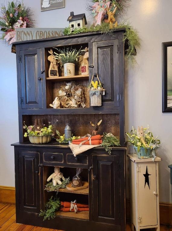 A vintage hutch ‍showcases collectibles ⁣beautifully in your ⁢country kitchen