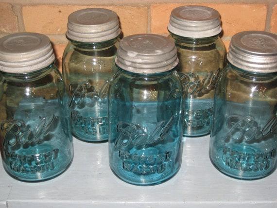 Vintage⁢ mason jars ​make perfect storage ⁤solutions in a cozy ‌country ⁤kitchen