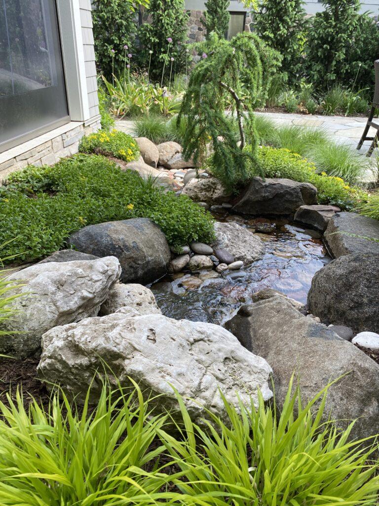 Install a‌ tranquil water ‍feature to enhance your backyard⁣ design aesthetics