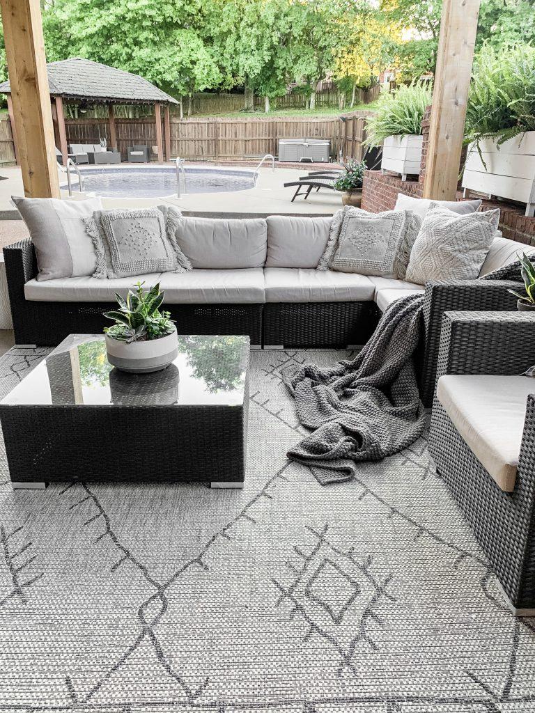 Choose outdoor rugs to ‌define spaces in your patio design