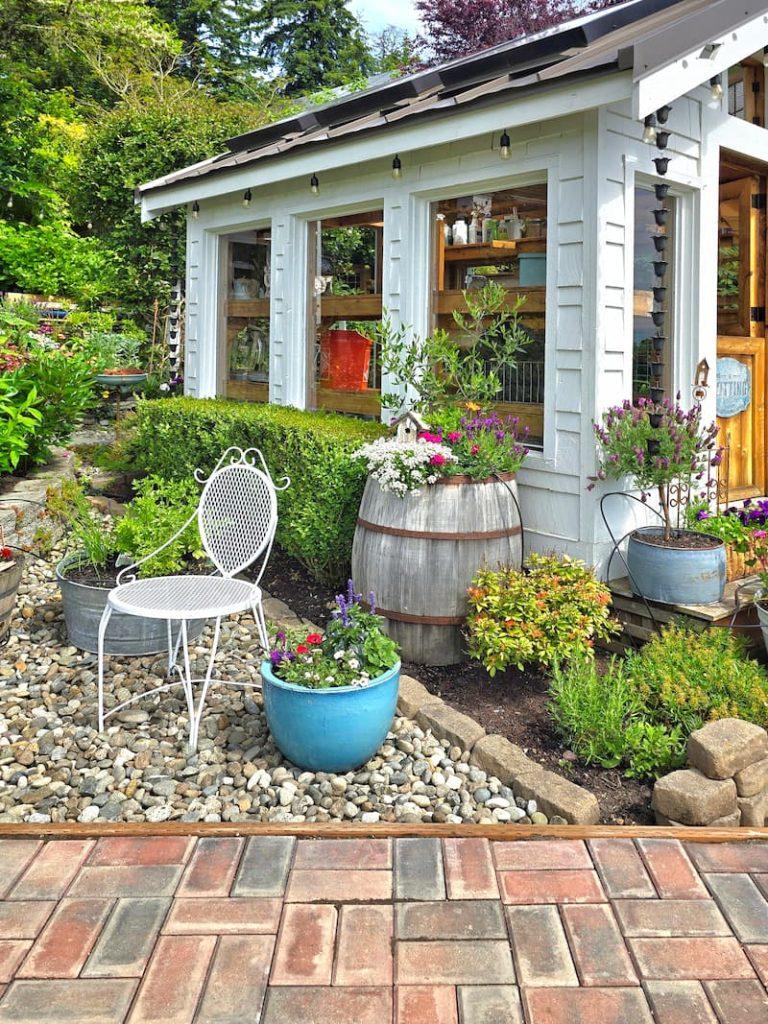 Vintage decor elements create nostalgic charm in your cozy patio design