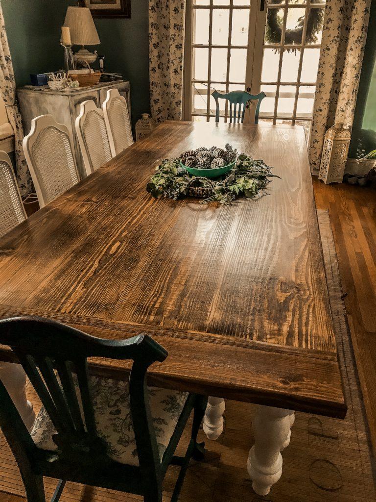 A⁤ large farmhouse table‍ creates a perfect ⁤gathering spot ‍in ⁢your farmhouse kitchen