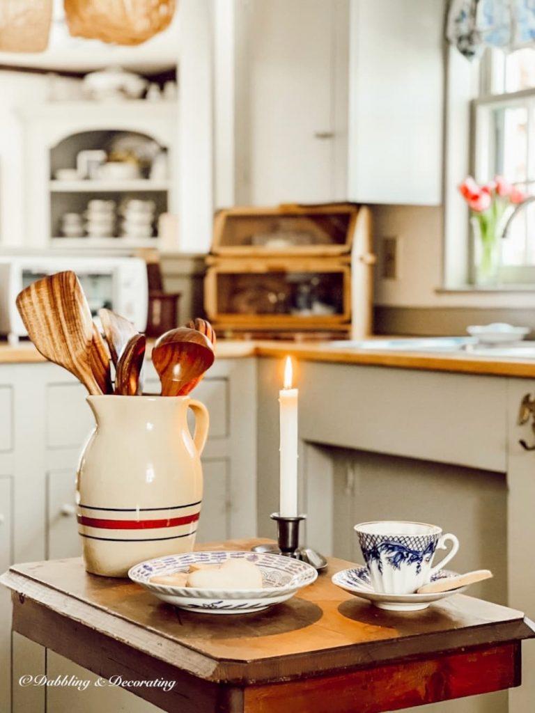 Vintage dishware: ​Adds charm and personality ‌to your country kitchen aesthetic