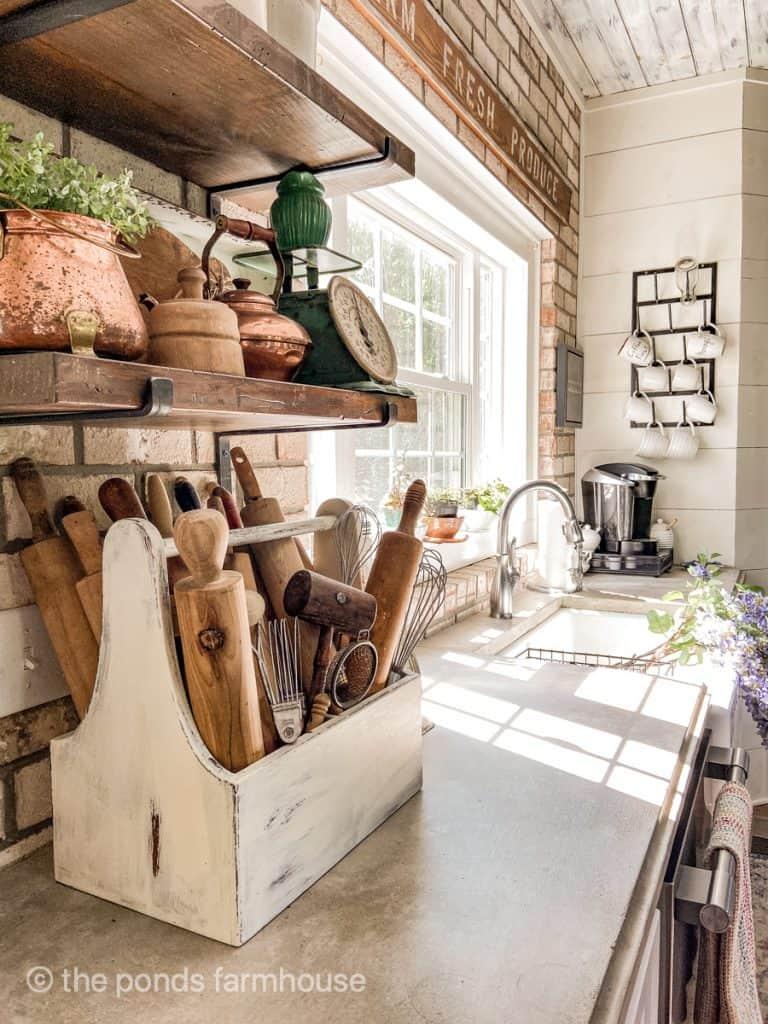 Vintage apron rack‍ to ‍showcase ​charming farmhouse kitchen textiles and personal style