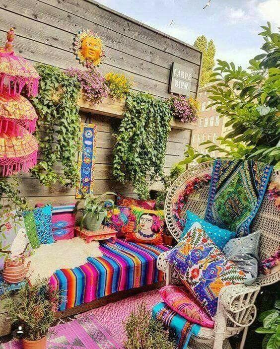 Use bold colors ​in cushions and ⁤decor for a‌ lively ​modern ⁢backyard vibe