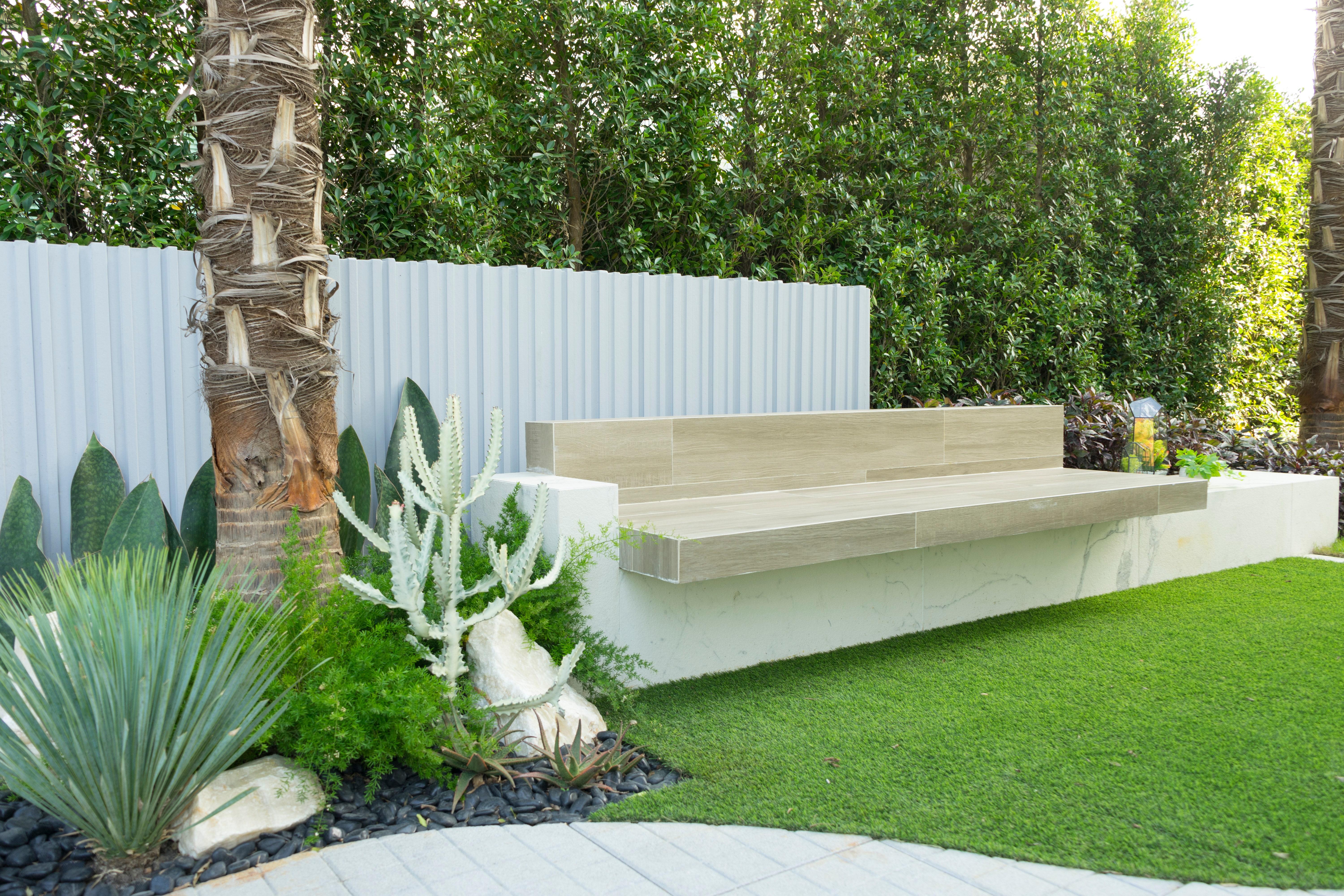 Surround your⁤ backyard ‍design ⁣with privacy-enhancing hedges or fences