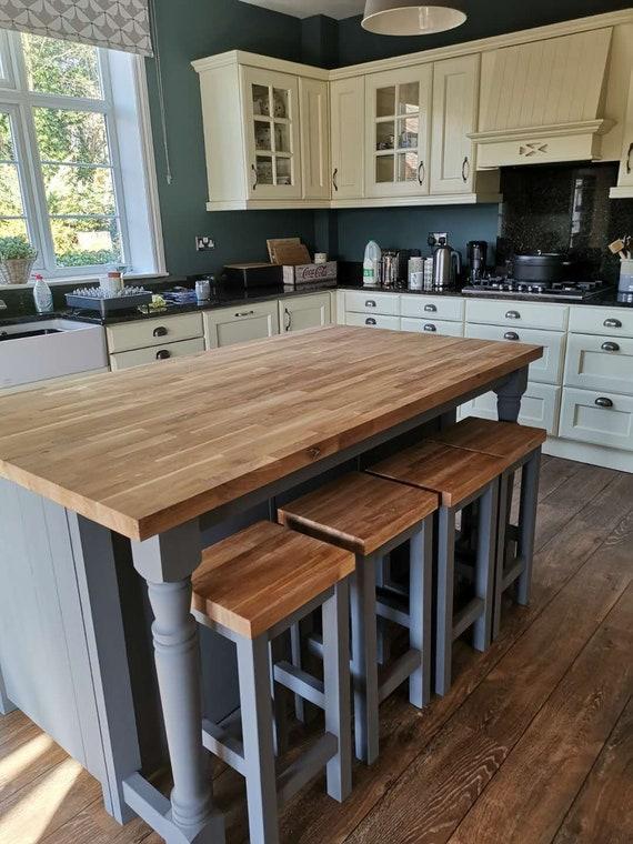 A farmhouse kitchen island ‌for ‌extra prep space and‌ casual ​dining options