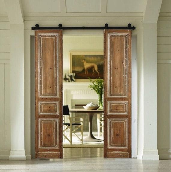 Vintage barn doors⁣ serve ‌as charming pantry entrances in a farmhouse⁣ kitchen