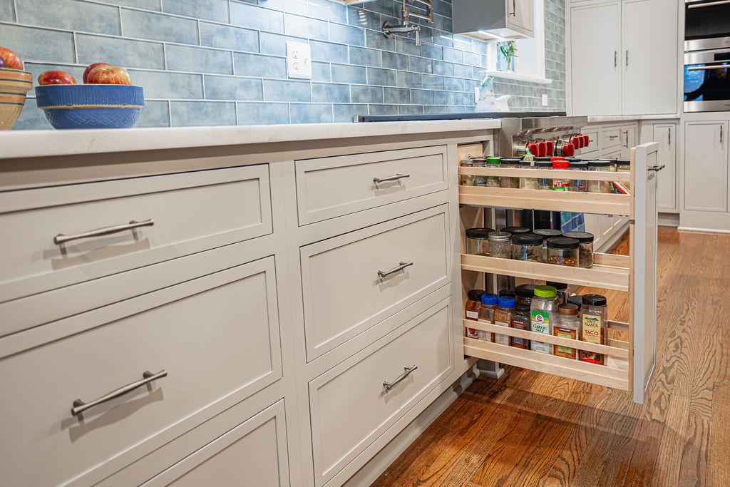 Choose drawer instead of cabinets for⁣ easy access in your⁢ Galley Kitchen