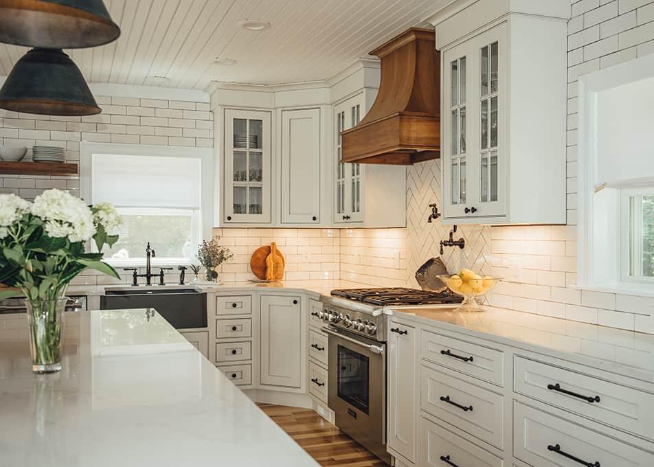 Handcrafted wooden accents ⁢add artisanal flair to ‍your farmhouse kitchen