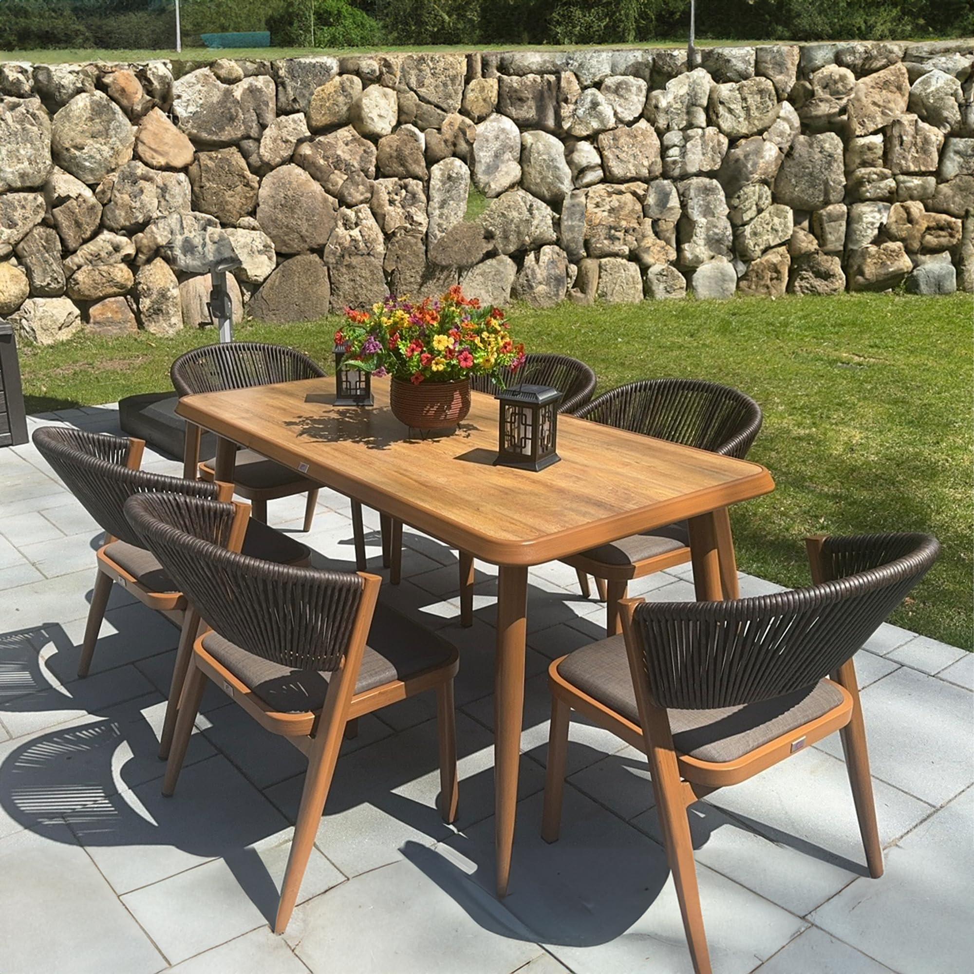 Designate‌ an outdoor dining area with stylish furniture for your modern‍ backyard