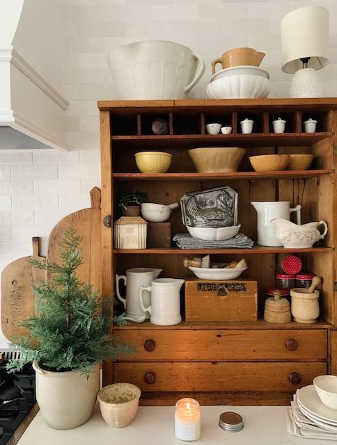 A​ vintage sideboard to showcase collectibles in ​your inviting ⁢country⁣ kitchen