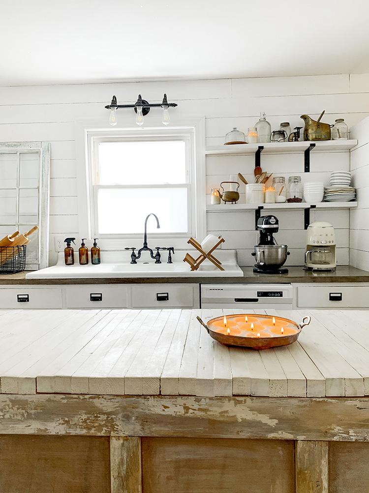 Rustic butcher block countertop for ​a durable workspace in ‍your farmhouse kitchen