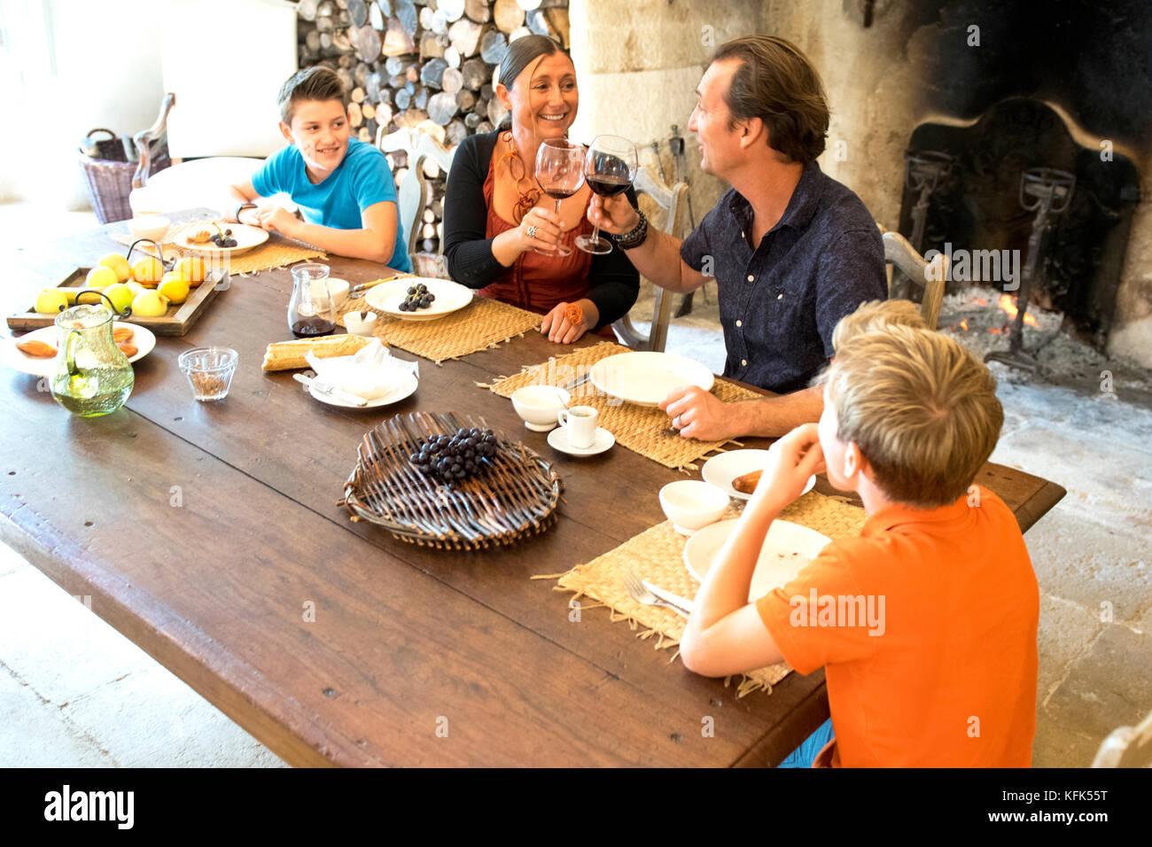 Family photos create personal touches ‍in​ your inviting country kitchen