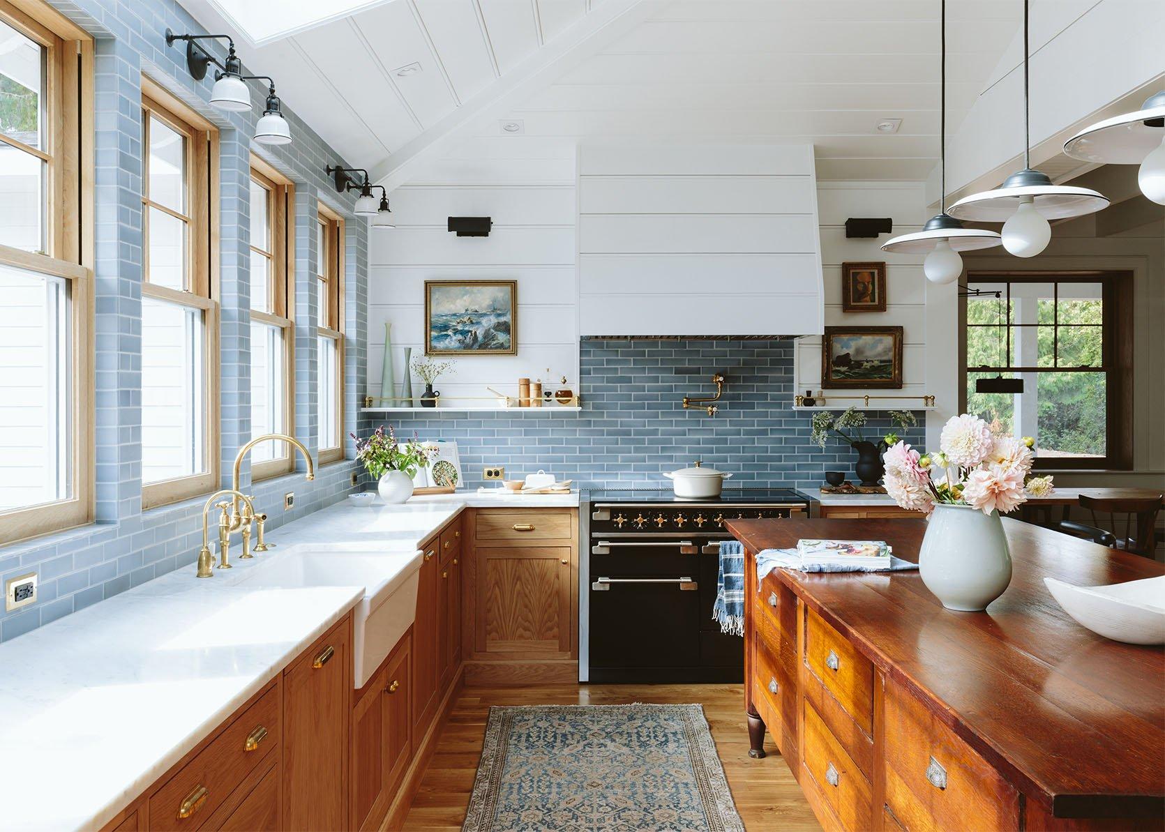 Thoughtful lighting⁣ will enhance the mood of your farmhouse kitchen during evening​ meals