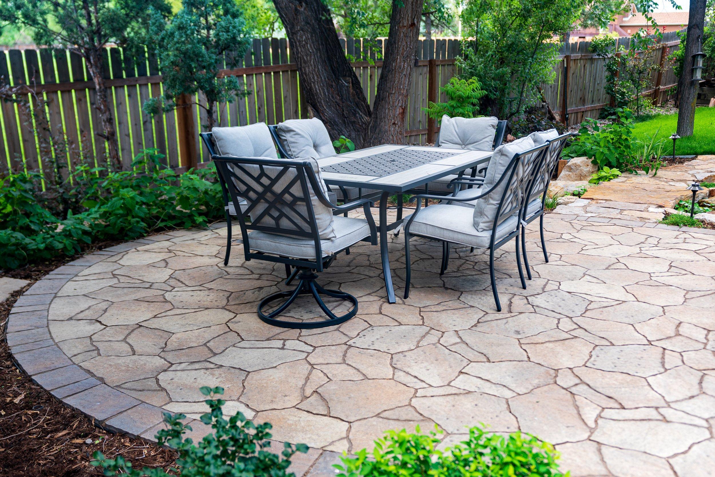 Design‌ a ⁢multi-functional outdoor living area​ in your ‍landscaping⁢ design for versatile use