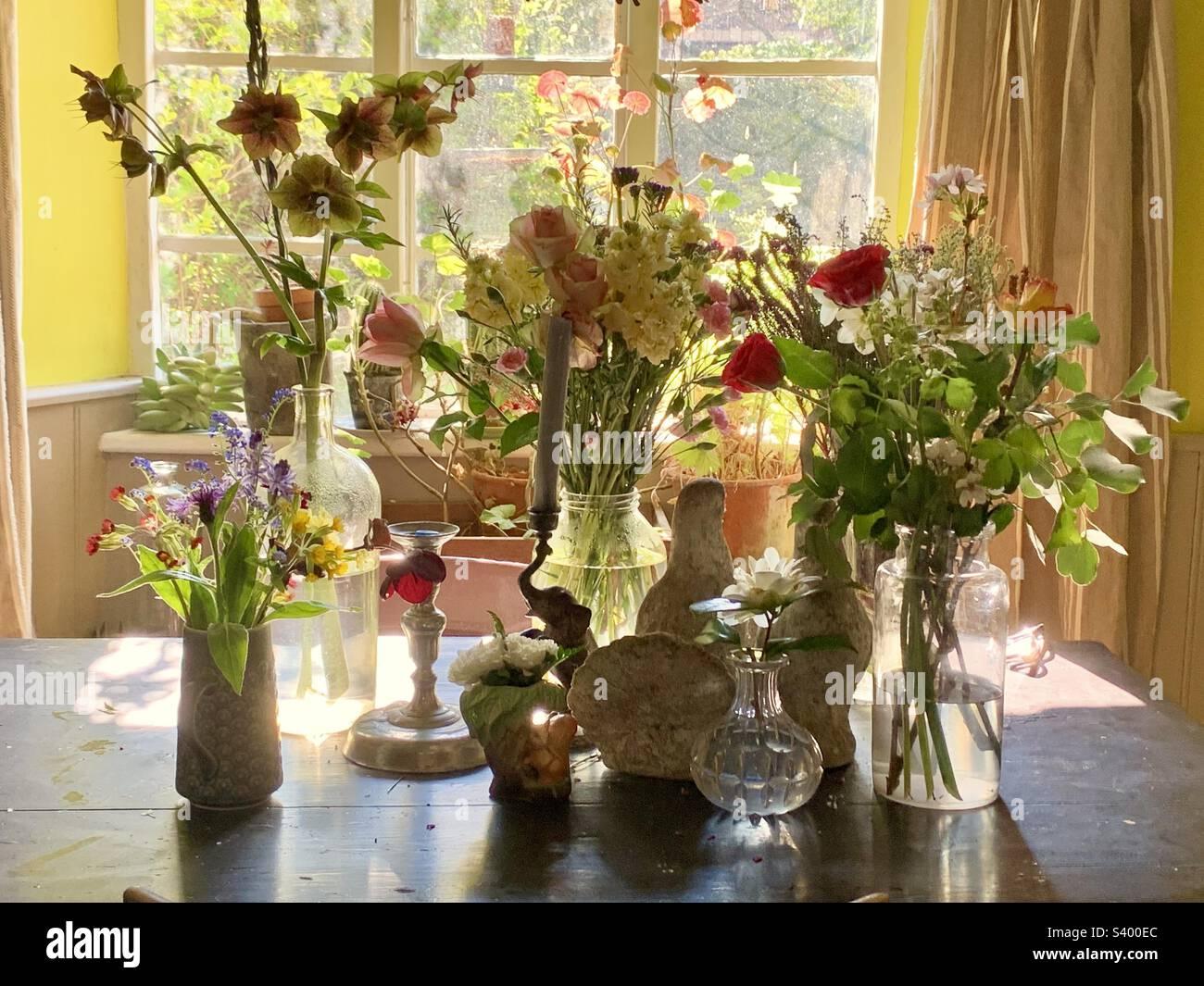 Fresh flowers brighten⁢ up the countertop and enhance ⁣your country kitchen style