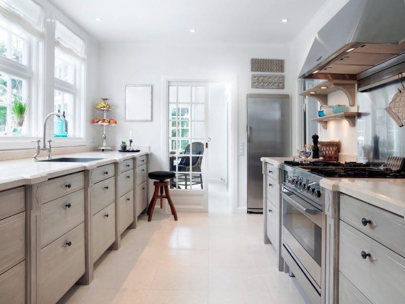 Incorporate a ⁣window for natural light in⁣ your galley kitchen design