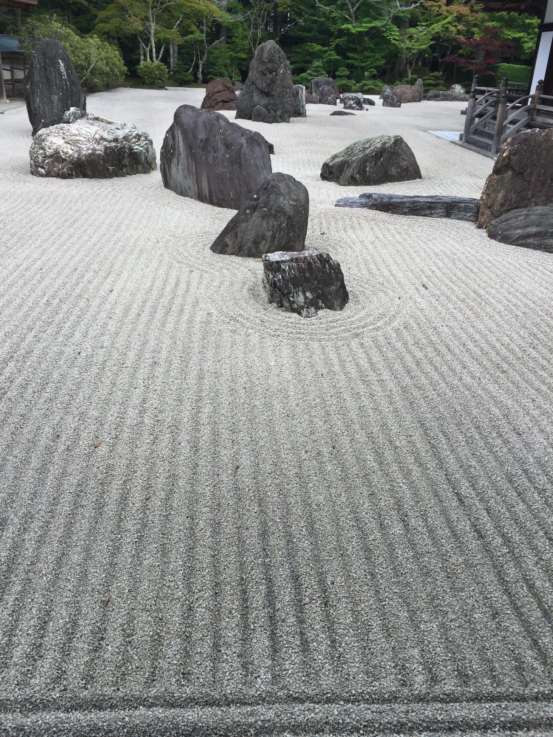 Create a zen space with ​rocks and sand for ‍peaceful backyard design meditation