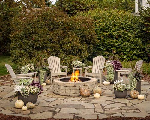 Create cozy‌ seating​ areas for outdoor ‌gatherings ⁤in your landscaping design