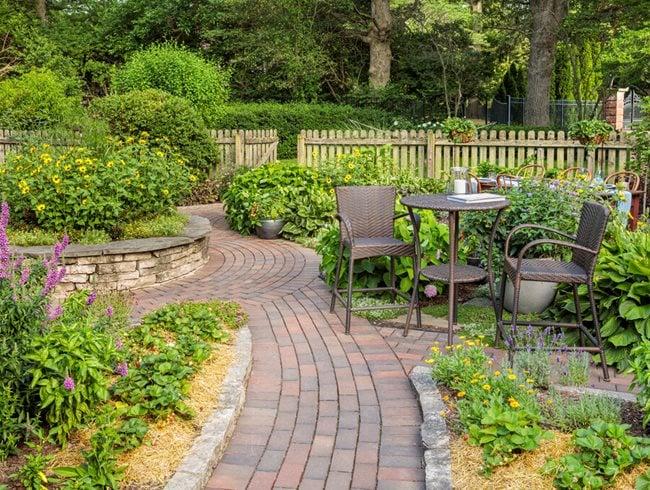 Garden Pathways: Define ‌your outdoor space with charming pathways in your patio‍ design for accessibility