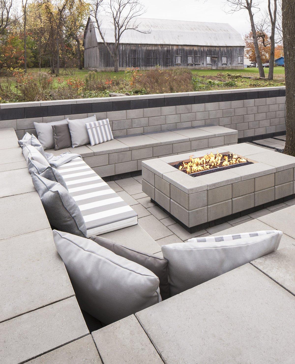 Cozy Fire Pit: Elevate your evening gatherings with‍ a stylish patio⁤ design around a fire pit