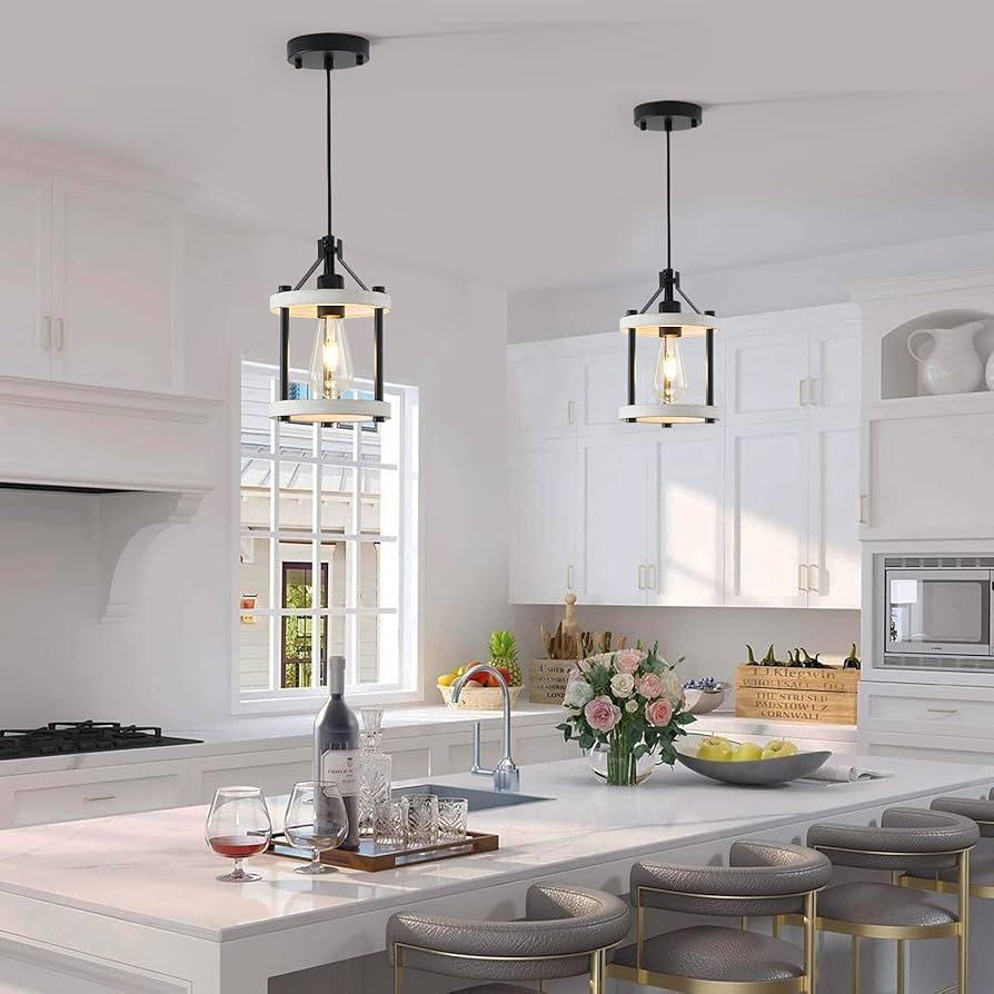 Pendant lighting over the island‌ enhances the farmhouse kitchens ambiance and charm